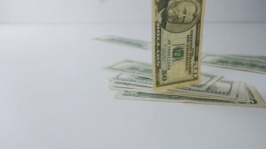 Masanın üzerine düşen para ağır çekim. Para kazık.