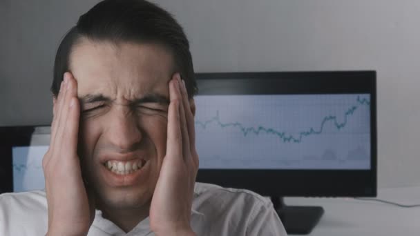 Cansado Empresário tem dor de cabeça e sentir desconforto no local de trabalho . — Vídeo de Stock