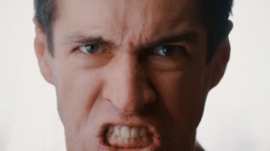 Tehdit altında şiddet ve öfke ile çığlık bir genç adam kızgın adamın yüzü yukarı kapatın