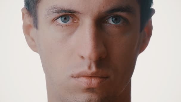Ciddi adam portre yakın yüz karakter serisi beyaz arka plan üzerinde izole — Stok video