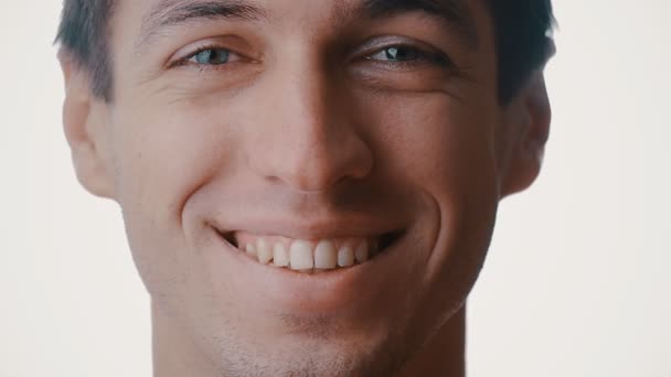 Portre yakın yüz karakter serisi beyaz arka plan üzerinde izole gülümseyerek mutlu bir adam — Stok video