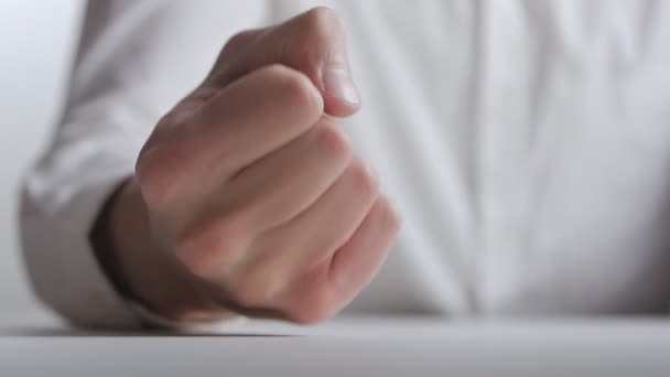 Woedend baas zijn vuist op tafel slaat. Dreiging met geweld. De manifestatie van agressie op het werk in het kantoor. — Stockvideo