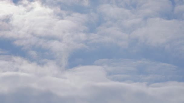 Vacker blå himmel, molnen flytta till vänster. Utsikt från fönstret i ett flygande plan. Flygande i molnen — Stockvideo