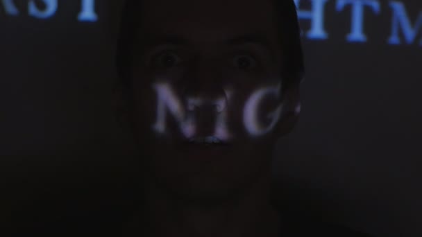 Πορτρέτο ενός νεαρού άνδρα, βλέποντας μια ταινία τρόμου στην τηλεόραση ή την οθόνη ενός υπολογιστή. Προβληματισμό σχετικά με το πρόσωπό της — Αρχείο Βίντεο