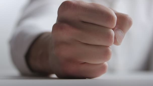 Close-up van de vuist van boze man beats op de tafel in slow motion — Stockvideo