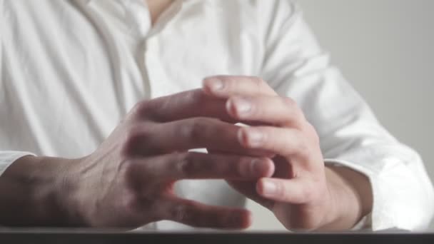 Close up de mãos masculinas expressando medo e ansiedade. Homem torce as mãos nervosamente — Vídeo de Stock