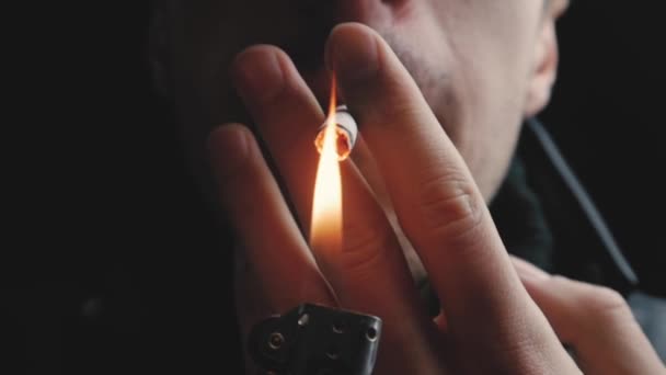 Κοντινό πλάνο του μια βάναυση άνθρωπος καπνίζει ένα τσιγάρο τη νύχτα σε αργή κίνηση. — Αρχείο Βίντεο