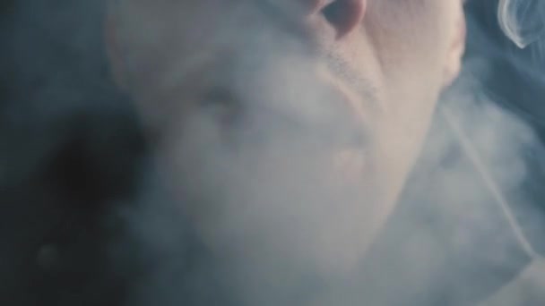 Gros plan d'un homme brutal fumant une cigarette la nuit au ralenti . — Video
