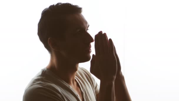 Σιλουέτα ενός ανθρώπου που προσεύχεται στο Θεό. Έννοια της πίστης και της θρησκείας — Αρχείο Βίντεο