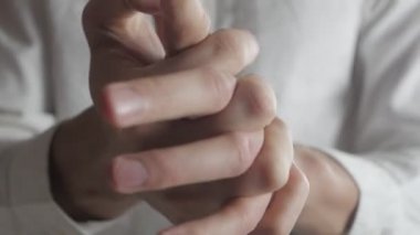 Beyaz adam endişeli, gergin ve rahatsız olmak ellerini kapatın.