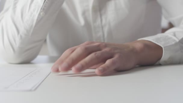 Närbild av vuxen man hand finger tapping på bordet. Väntar på något — Stockvideo