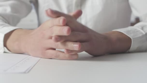 Primer plano del dedo de la mano del hombre adulto tocando en la mesa. Esperando algo — Vídeos de Stock