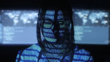 Kadın Hacker programcı bardaklarda göstermek perde ile dolu siber güvenlik Merkezi'ndeki bilgisayar üzerinde çalışıyor. Yüzünde ikili kod