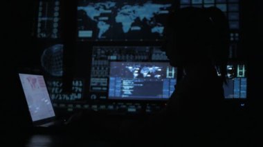 portre ile dolu veri merkezindeki bir bilgisayarda çalışan genç kadın programcı görüntüleme ekranları