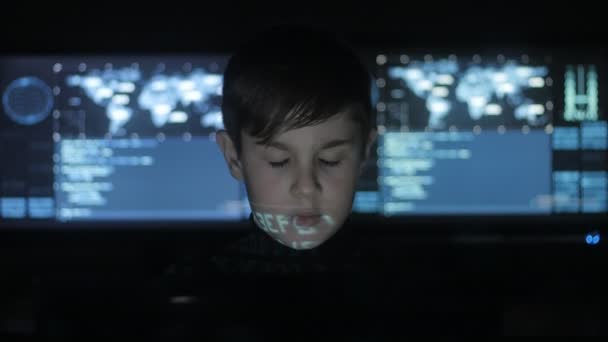 Jeune prodige garçon hacker programmeur travaillant à l'ordinateur dans le centre de données rempli d'écrans d'affichage. Portrait d'enfant prodige hacker . — Video