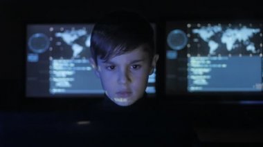 Sevimli genç çocuk programcı bir bilgisayarda veri merkezinde çalışan göstermek perde ile dolu. Harika çocuk hacker portresi.