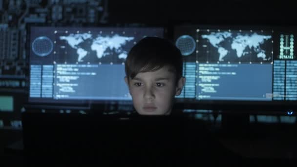 jeune prodige garçon hacker programmeur travaillant à l'ordinateur dans le centre de données rempli d'écrans d'affichage. Portrait d'enfant prodige hacker .