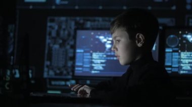 Sevimli genç çocuk programcı bir bilgisayarda veri merkezinde çalışan göstermek perde ile dolu. Harika çocuk hacker portresi.
