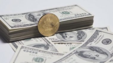 100 dolar faturalarında dönen Bit sikke Btc altın. Dünya çapında sanal internet cryptocurrency ve dijital ödeme sistemi.