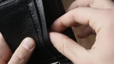 Erkek eli bitcoin 'i tutuyor ve cüzdanına koyuyor. Kripto para kazanma kavramı. Madencilik bitcoin.