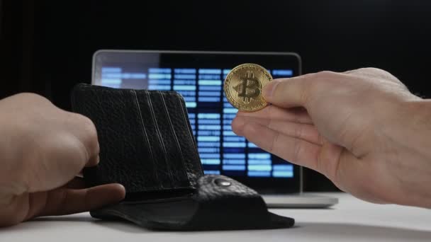 Mano maschile che tiene bitcoin e lo mette nel portafoglio. Concetto di guadagnare valuta crypto. Bitcoin estrazione mineraria . — Video Stock