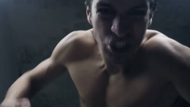 Wütender aggressiver Mann schlägt mit Fäusten auf Liegende ein — Stockvideo