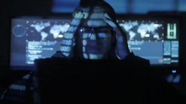 Adam hood bilgisayar başında çok çalıştırmaktan içinde geek hacker ve Siber Güvenlik Merkezi göstermek perde ile dolu bir baş ağrısı muzdarip.