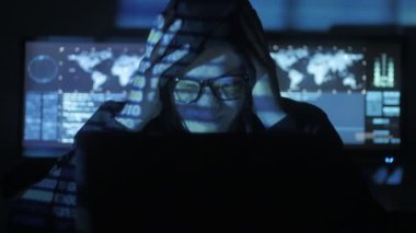 Adam hood bilgisayar başında çok çalıştırmaktan içinde geek hacker ve Siber Güvenlik Merkezi göstermek perde ile dolu bir baş ağrısı muzdarip.