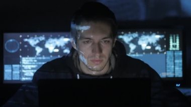 Hacker yazılımcı göstermek perde ile dolu siber güvenlik Merkezi'ndeki bilgisayarda çalışan.