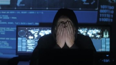 Adam hood bilgisayar başında çok çalıştırmaktan içinde geek hacker ve Siber Güvenlik Merkezi göstermek perde ile dolu bir baş ağrısı muzdarip.