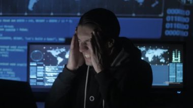 Erkek geek hacker bilgisayar başında overworking ve Siber Güvenlik Merkezi göstermek perde ile dolu bir baş ağrısı muzdarip.