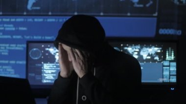 Adam hood bilgisayar başında çok çalıştırmaktan içinde geek hacker ve Siber Güvenlik Merkezi göstermek perde ile dolu bir baş ağrısı muzdarip.