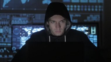 Adam geek hacker ile dolu siber güvenlik Merkezi'ndeki bilgisayarda çalışan başlıklı görüntüleme ekranları.