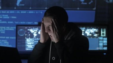Erkek geek hacker bilgisayar başında overworking ve Siber Güvenlik Merkezi göstermek perde ile dolu bir baş ağrısı muzdarip.