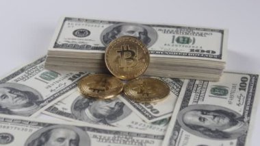 100 dolar faturalarında dönen Bitcoins Btc altın. Dünya çapında sanal internet cryptocurrency ve dijital ödeme sistemi.