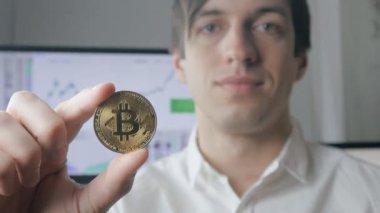 İşadamı tutan altın Bitcoin elinde. Madencilik ve ticaret