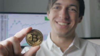 İşadamı tutan altın Bitcoin elinde. Madencilik ve ticaret
