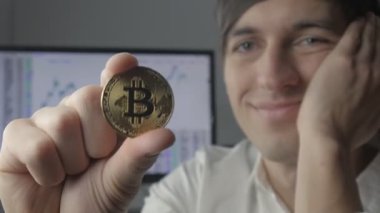 İşadamı tutan altın Bitcoin elinde. Madencilik ve ticaret