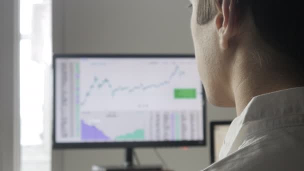 Финансист бизнесмен работает на финансовом рынке на компьютере — стоковое видео