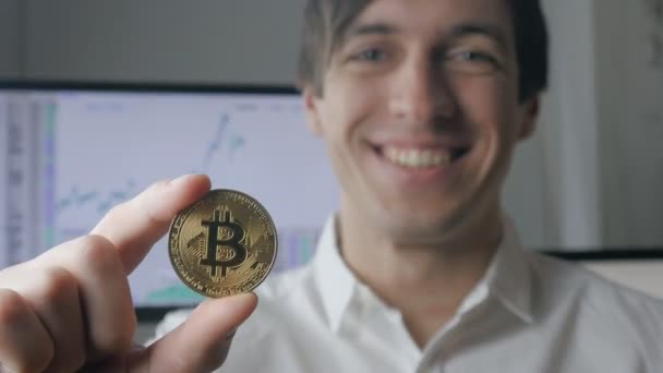 Homme d'affaires tient Bitcoin or dans la main. Mines et commerce — Video