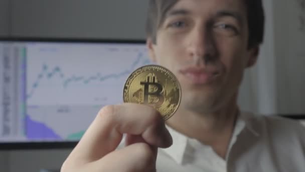 Homme d'affaires tient Bitcoin or dans la main. Mines et commerce — Video