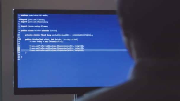 Computerprogrammierer arbeitet mit dem Programmcode auf dem Monitor. — Stockvideo