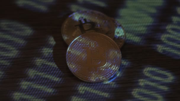 Reflexión del código binario en monedas de bitcoin. Minería de criptomonedas. Granja minera en ganancias de criptomoneda Bitcoin . — Vídeos de Stock