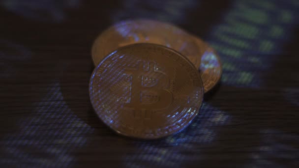 Reflexión del código binario en monedas de bitcoin. Minería de criptomonedas. Granja minera en ganancias de criptomoneda Bitcoin . — Vídeos de Stock