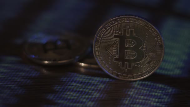 Bináris kód a bitcoin érmék tükre. Bányászati crypto-valuták. Bányászati gazdaság crypto valuta Bitcoin kereset. — Stock videók