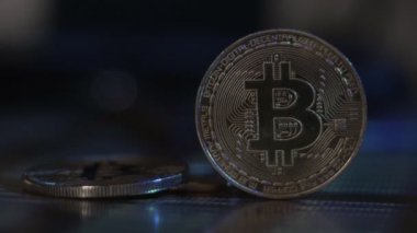 İkili kod bitcoin sikkelerinde yansımasıdır. Kripto-para incelemesi. Kazanç Kripto para Bitcoin çiftlikte incelemesi.