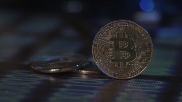 Reflectie van binaire code op bitcoin munten. Winning van crypto-valuta's. Mijnbouw boerderij op de winst van crypto valuta Bitcoin. — Stockvideo