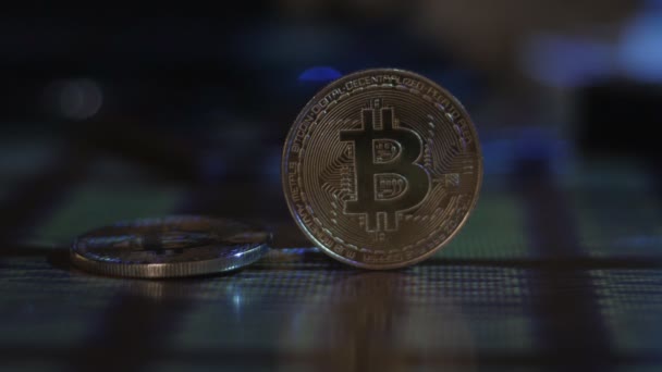 Bergbau Bitcoins btc auf dem Bauernhof. Einnahmen aus digitaler Kryptowährung im Internet. — Stockvideo