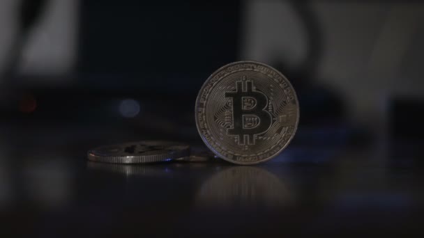 Reflectie van binaire code op bitcoin munten. Winning van crypto-valuta's. Mijnbouw boerderij op de winst van crypto valuta Bitcoin. — Stockvideo