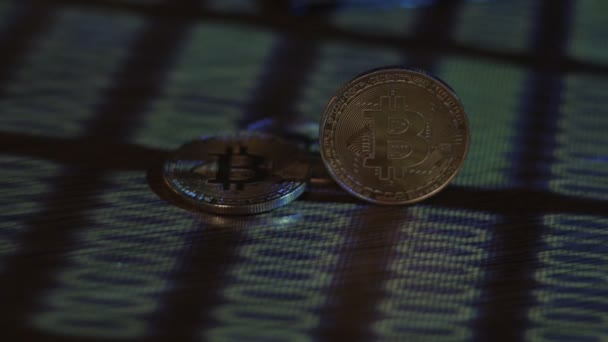 Відображення двійковий код на монетах bitcoin. Видобуток криптографічного валютах. Видобуток ферми на доходи крипто валюти Bitcoin. — стокове відео